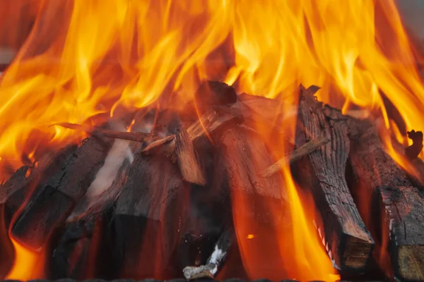 Στοίβα Των Καυσόξυλων Στις Φλόγες Φωτιά Στο Brazier Closeup — Φωτογραφία Αρχείου