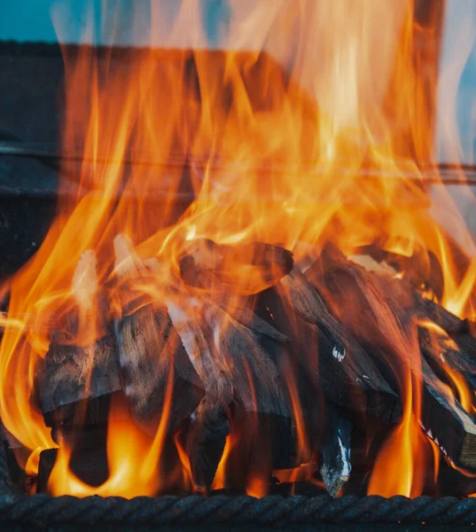 Στοίβα Των Καυσόξυλων Στις Φλόγες Φωτιά Στο Brazier Closeup — Φωτογραφία Αρχείου