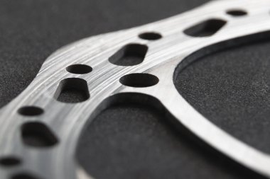 Eskimiş bisiklet fren diski. Yakın plan.