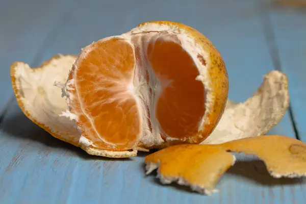 Geschälte Halbfrische Reife Mandarine Auf Blauem Holzgrund Nahaufnahme — Stockfoto