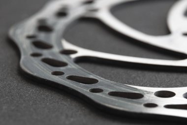 Eskimiş bisiklet fren diski. Yakın plan.