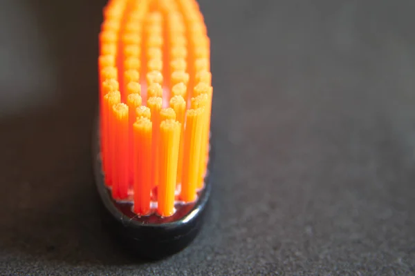 Cepillo Dientes Negro Con Cerdas Naranjas Cerca Sobre Fondo Negro — Foto de Stock