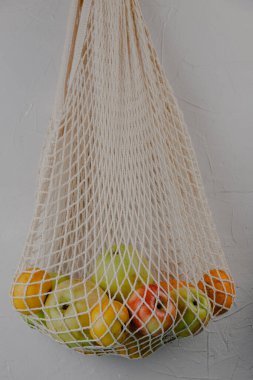 Griye karşı organik meyveli ağ pamuk torbası. Sıfır atık, plastiksiz, çevre dostu, yeniden kullanılabilir alışveriş çantası konsepti