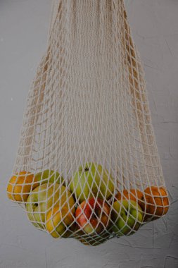 Griye karşı organik meyveli ağ pamuk torbası. Sıfır atık, plastiksiz, çevre dostu, yeniden kullanılabilir alışveriş çantası konsepti