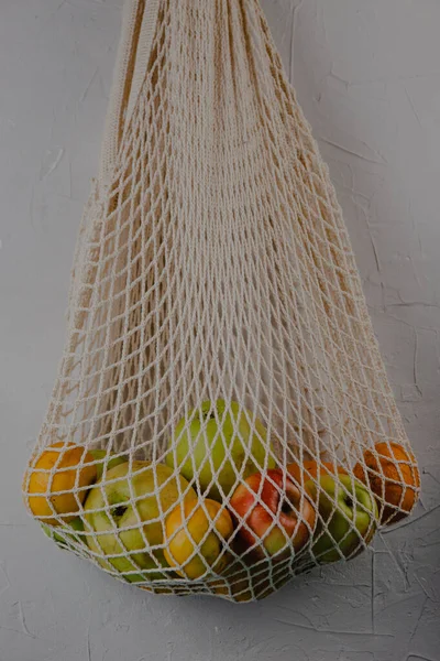 Saco Algodão Líquido Com Frutas Orgânicas Contra Cinza Zero Resíduos — Fotografia de Stock