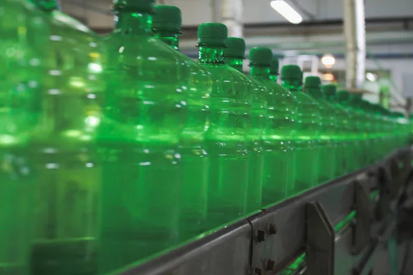 Transportband Met Groene Plastic Flessen Voor Dranken Perspectief Uitzicht Concept — Stockfoto