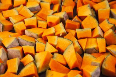 Doğranmış ham balkabağı dokusu, yakın plan. Taze kesilmiş sebzeler. Sağlıklı yaşam tarzı kavramı