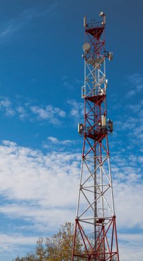 Mavi gökyüzüne karşı 4G 5G hücresel yineleyiciler. Cep telefonu Telekomünikasyon Radyo Anten Kulesi