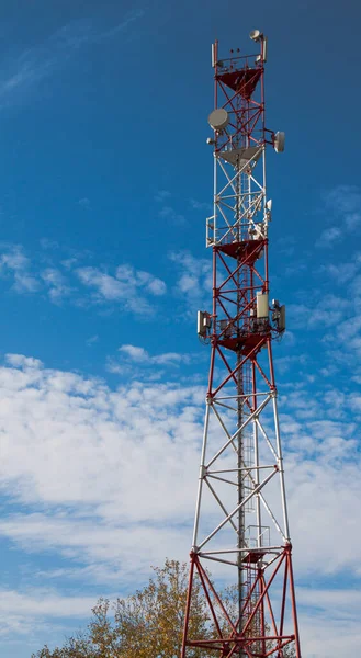 Cellulära Repeterare Mot Blå Himmel Mobiltelefon Telekommunikation Radio Antenn Tower — Stockfoto