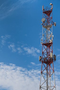 Mavi gökyüzüne karşı 4G 5G hücresel yineleyiciler. Cep telefonu Telekomünikasyon Radyo Anten Kulesi