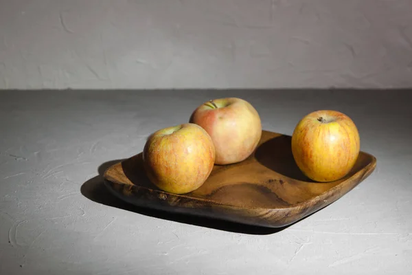 Drei Reife Äpfel Auf Einem Holzteller Ernte Der Reifen Äpfel — Stockfoto