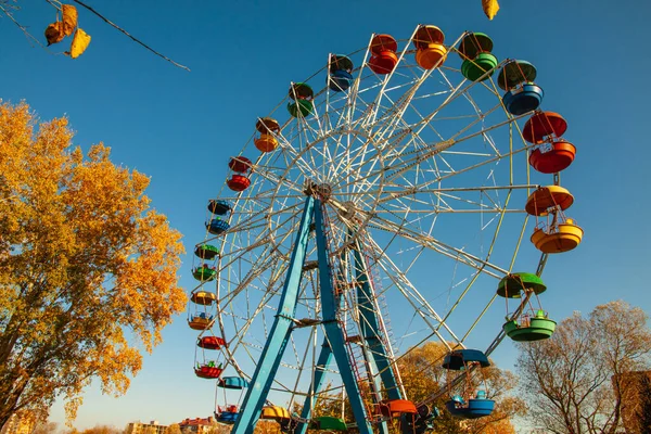 Grande Roue Avec Cabines Colorées Dans Parc Attractions — Photo