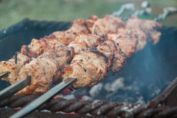 Gebratene Fleischstücke Auf Spießen Dönerspieße Unter Freiem Himmel Kochen — Stockfoto