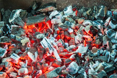 Pişirmek için ızgarada kızgın kömür