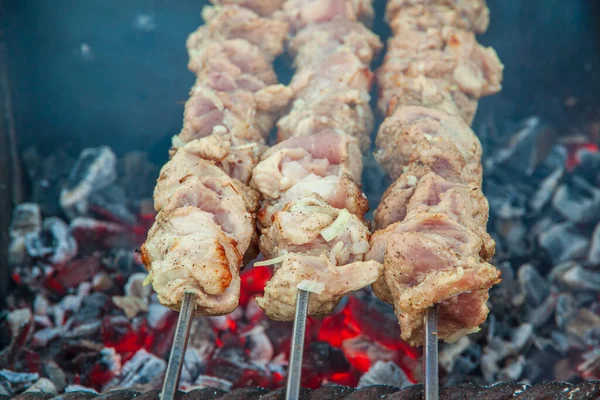 Drei Spieße Mit Schaschlik Konzept Des Bratens Auf Dem Grill — Stockfoto