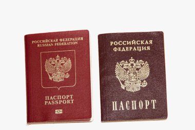 Bir Rus Federasyonu vatandaşının iki pasaportu. Yurtiçi ve yurtdışı. Beyaz bir arkaplanda izole edilmiş