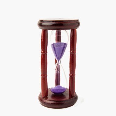 Beyaz arka planda izole edilmiş ahşap bir kum saati. Kapat.