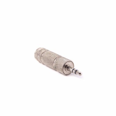 Metal ses Jack 'ten mini Jack' e, beyaz arkaplanda izole.