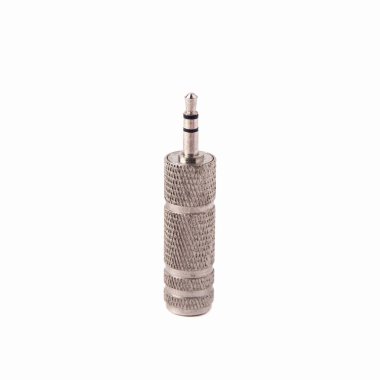 Metal ses Jack 'ten mini Jack' e, beyaz arkaplanda izole.