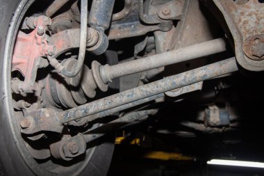 Arabanın arka süspansiyonuna çoklu bağlantı. Kirli ve paslı