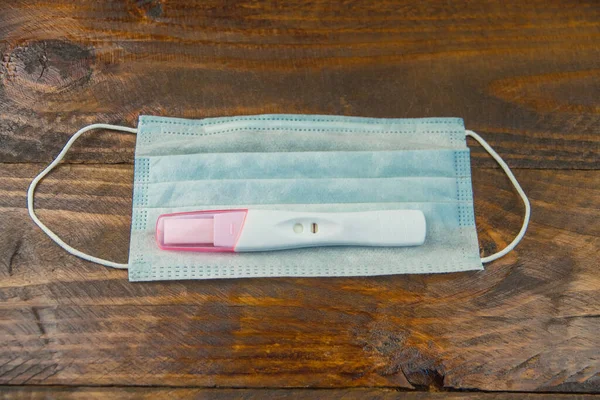 Negatif Hamilelik Testi Tıbbi Bir Maske Üzerine Kuruludur Koyu Ahşap — Stok fotoğraf