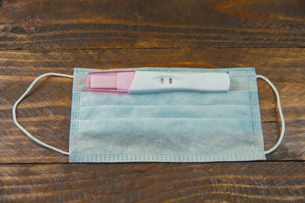 Olumlu Bir Hamilelik Testi Tıbbi Bir Maske Üzerine Kuruludur Koyu — Stok fotoğraf