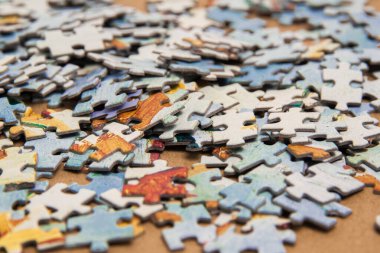 Bulmacanın renkli parçaları. Kenarları bulanık. Yakın plan.