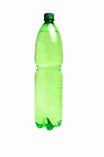 Grüne Kunststoff Mineralwasserflasche Isoliert Auf Weißem Hintergrund Nahaufnahme — Stockfoto