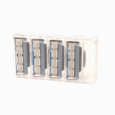 Erkeklerin tıraş jiletleri için jiletler, beyaz arka planda izole edilmiş plastik bir kutuda tıraş bıçağı sapını doldurur.