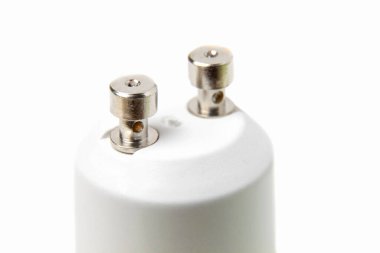 Enerji tasarrufu için GU10 soketi beyaz arkaplanda izole edilmiş 10W LED ampul