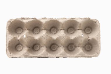 Beyaz arkaplanda izole edilmiş on yumurta depolamak için biyolojik olarak çözünebilir preslenmiş liften yapılmış Rustik kutular.