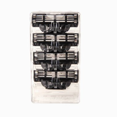 Krasnodar, Rusya-30 Aralık 2020: Gillete Mach için 3 erkek jilet kabzası beyaz arka planda izole edilmiş plastik bir kutuda.