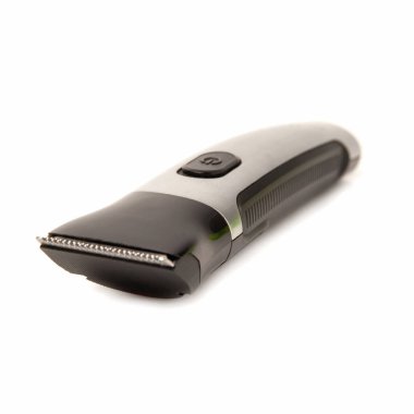 Beyaz arkaplanda ataşe ile izole edilmiş elektrik şarj edilebilir tıraş sakal kesicisi