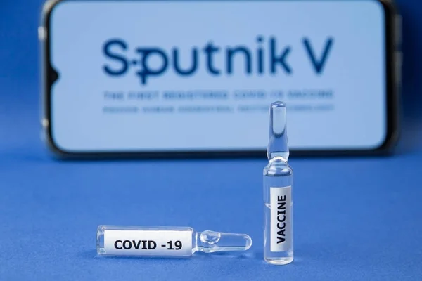 Краснодар Росія Січня 2021 Вакцина Від Коронавірусу Ампулах Логотипом Супутник — стокове фото