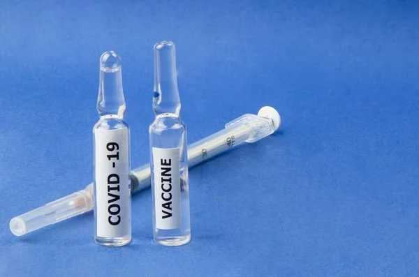 Віруси Вакцини Covid Шприц Синьому Фоні Підсумок — стокове фото