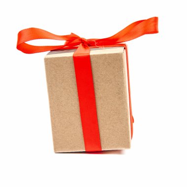 Beyaz arka planda izole edilmiş kırmızı kurdeleli kare karton kutu. Yakın plan.