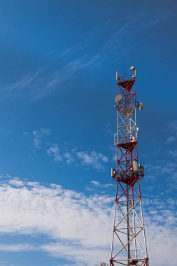 Mavi gökyüzüne karşı 4G 5G hücresel yineleyiciler. Cep telefonu Telekomünikasyon Radyo Anten Kulesi