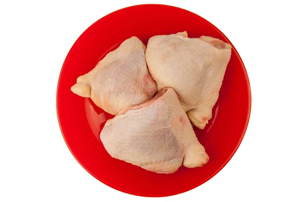 Niegotowane Uda Kurczaka Leżące Czerwonym Talerzu Odizolowane Białym Tle Widok — Zdjęcie stockowe