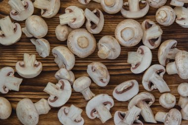 Tüm ve dilimlenmiş şampiyonlar yanmış bir tahtanın üzerinde yatıyor. Yakın plan.