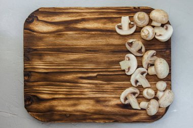 Ahşap bir tahtanın üzerinde taze kesilmiş mantarlar. Metin için boşluk