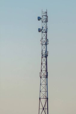 Kirli gökyüzünün arka planında Rusya 'daki telefon kuleleri