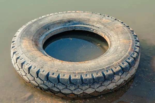 Een Oude Autoband Ligt Rivier Milieuproblemen Waterverontreiniging — Stockfoto