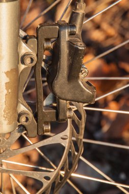 Dağ bisikletinin hidrolik freninin ön kalibresi. Yakın plan.