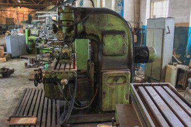 SSCB 'de üretim atölyesinde yapılan değirmen makinesi. Yeşil, yağ bulaşmış. Yakın plan.