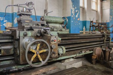 Rusya 'da bir üretim atölyesinde büyük eski bir torna. Turner 'ın işyeri