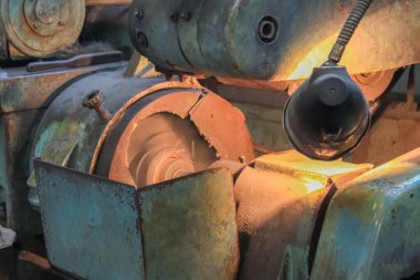 Fabrikadaki eski öğütme makinesi.