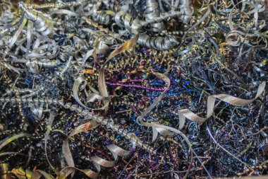 Metal işlemeden sonra kalan çok renkli metal talaşları. Sanayi üretimi