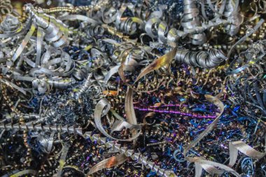 Metal işlemeden sonra kalan çok renkli metal talaşları. Sanayi üretimi