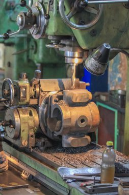 Endüstriyel sondaj makinesi çalışıyor