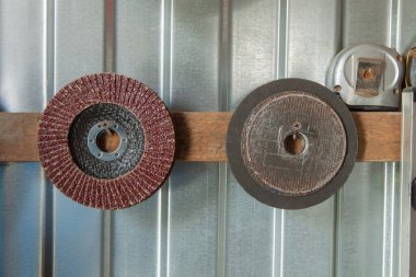 Öğütücüdeki farklı halkalar metal profil arka planındaki vidalarda asılı. Yakın plan.